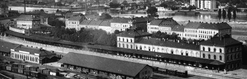 Celkový pohled na původní (historickou) podobu areálu smíchovského nádraží před rokem 1950. Vyšehradský železniční most v pozadí (původní z 19. století).