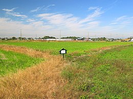 栃木・群馬・埼玉の三県境。畦が境界線となっている。向かって右側が藤岡町下宮。