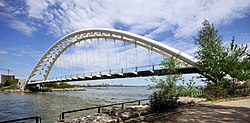 Торонто - ON - Humber Bay und Humber Bay Arch Bridge.jpg