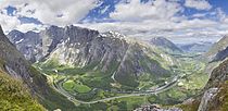 Rauma nedenfor Romsdalshorn, Åndalsnes bak til høyre