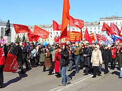 May Day 2009 in Severodvinsk: red flags and social slogans visible Vernoi dorogoi idiote, tovarishchi!.JPG