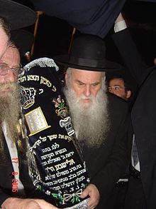 הרב דב צבי קרלנשטיין בהכנסת ספר תורה, 2005