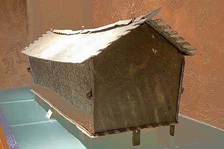 战国云雷鸟兽纹铜棺，国家一级文物，发掘于大波那古墓群遗址，现存于云南省博物馆