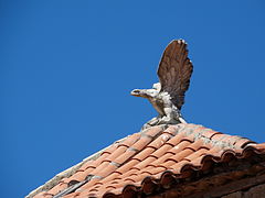 Un águila sobre el tejado de la torre; añadido moderno