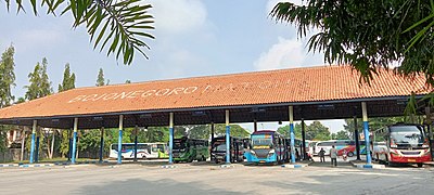 Tampak Depan Shelter Bus Antarkota