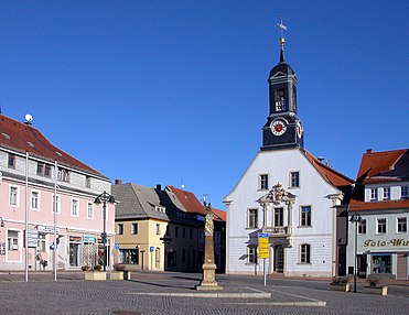 Rynek z ratuszem i słupem dystansowym