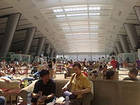 2008年8月2日的北京南站候车厅，可见当时站内候车空间占比较大