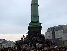 Foule fêtant la victoire place de la Bastille au soir du second tour.