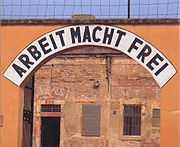 L'ingresso del campo, con la scritta tristemente famosa Arbeit macht frei