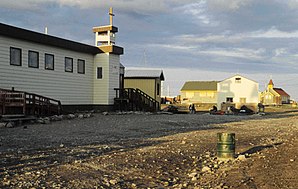 Vorne links römisch-katholische und hinten rechts anglikanische Kirche von Arviat