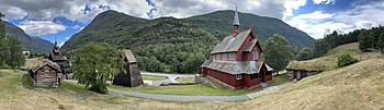 Borgund kirke ligger rett sør for den gamle stavkirken og klokketårnet ved Vindhella (Fylkesvei 630) Foto: Forvrengt panorama 2021