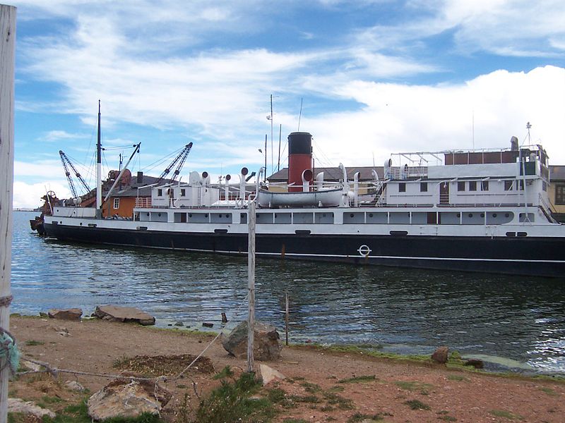 File:Barco a vapor en el Puerto de Puno.jpg