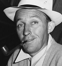 Una foto del 1942, un Crosby giovane con il cappello da spavaldo e il sigaro in bocca, occhi chiari