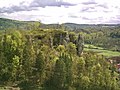 Blick vom natürlichen Felsturm Schauertaler Turm im Westnordwesten zu Felsen des Streitbergs der Ruine Streitburg; im Hintergrund – jenseits des Wiesenttals – Burgruine Neideck