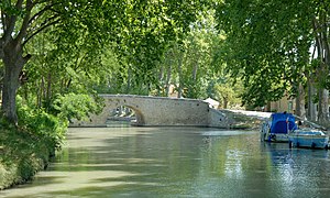 Le canal du Midi à Capestang, vers l'ouest.