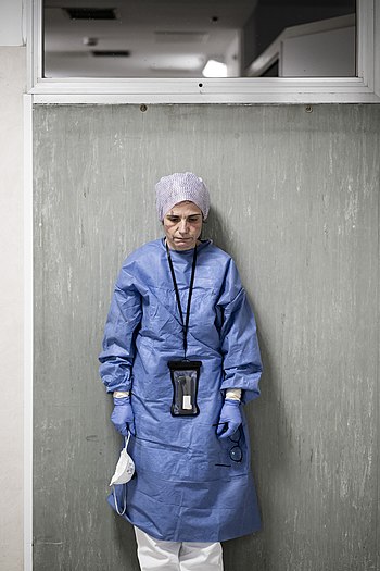 Vyčerpaná pesarská chiruržka na urgentním příjmu během první vlny pandemie covidu-19 v březnu 2020