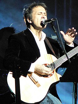 Ntaláras esiintymässä Kanadassa vuonna 2006.
