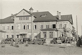 Офицеры Высшей военной школы у гимназии Вяйке-Маарья, 1937 год