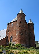 La haute nef fortifiée, surmontée d'une salle de refuge, est flanquée de deux tours.