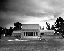 Hollyhock House con amplio césped plano, piscina cuadrada ornamental, que muestra partes del diseño de las alas, 1921