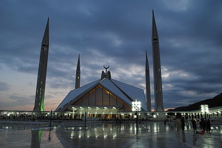 "Faisal_Mosque_in_evening" by User:Mhtoori