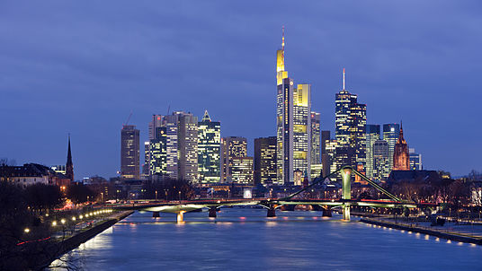 Frankfurt Am Main-Stadtpanorama von der Deutschherrnbruecke am fruehen Abend-20110310.jpg