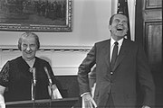תמונת הצחוק המפורסמת בפגישת הפרידה של ראש הממשלה גולדה מאיר ונשיא ארצות הברית ריצ'רד ניקסון, בבית הלבן בוושינגטון, 1969