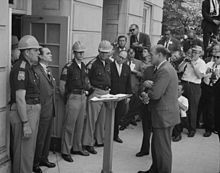 George Wallace desafia la dessegregació de la Universitat d'Alabama el juny del 1963, encarat per Nicholas Katzenbach.