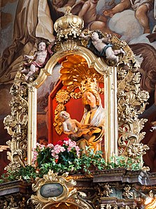 Im Stil des Seeoner Meisters um 1430 entstandenes Gnadenbild mit der gekrönten Maria und dem Jesuskind „Unserer Lieben Frau am Moos“ in einem um 1733 entstandenen Schrein mit 1894 vorgenommenen Veränderungen.[17]