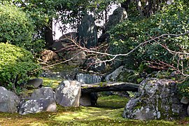 石橋とその奥の枯滝石組（本法寺）