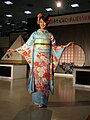 Japonka ubrana w furisode, sfotografowana od przodu.
