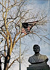 Мемориал Джона Ф. Кеннеди, Холиок, Массачусетс.jpg