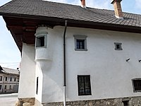 'Pr' Špan' - hiša z "erkerjem". Dr. Ivan Sedej jo je uvrstil med 100 najlepših kmečkih hiš na Slovenskem. Poleg prvin v notranjosti je nekaj posebnega vogalni pomol.