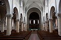 Vue de l'intérieur de l'église : les bas-côtés et le chœur.