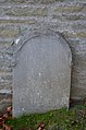 Grabsteine in den Seitenmäuern der Friedhofskapelle