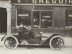 Le pignon sur rue des voiturettes Grégoire à Paris (1909).