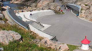 Lindesnes Fjellhallen (Millenium-Fjellhallen 2000-2004) til venstre og museum til højre