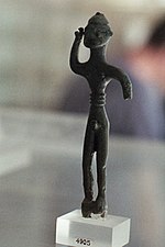 Figurilla de bronce masculina, de estilo geométrico.