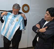 Maradona junto al ex Presidente argentino Néstor Kirchner, en diciembre de 2007.