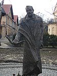 Pomnik Erazma Jerzmanowskiego w kompleksie zabudowań pałacowo dworskich
