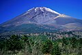 十里木高原から望む富士山の宝永火口と宝永山