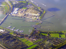 Le complexe des écluses d'Orange vu du ciel. L'écluse du prince Willem-Alexander en haut de la photographie.