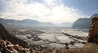 Blickrichtung Süden auf die vom Noce durchflossene Piana Rotaliana