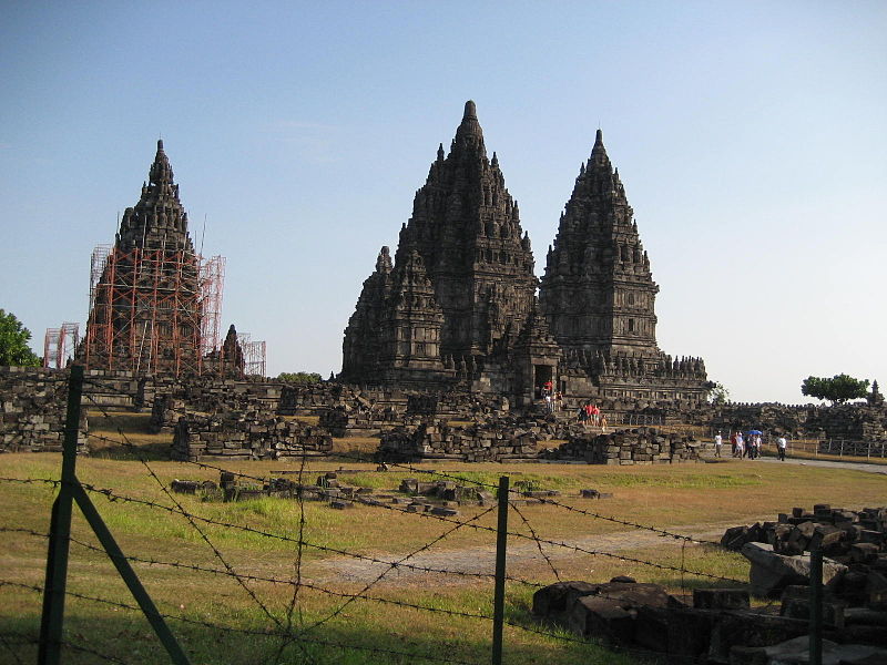 Berkas:Rehabilitation of Prambanan temple.JPG