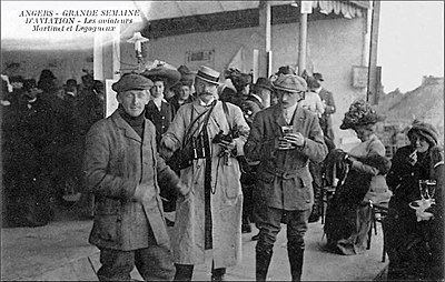 Robert Martinet et Georges Legagneux lors de la course d'aéroplanes Angers-Saumur en 1910.