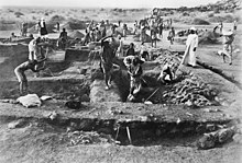 Черно-белая фотография места археологических раскопок.