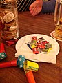 Stilleben mit Bier, Aachener Printen, Kaubonbons und Luftrüsseln