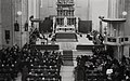 Il duomo durante le cresime del 1950; l'altare maggiore ha quasi raggiunto la sua forma definitiva, mentre le vetrate dell'abside non sono ancora state installate.