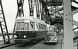 Tram op de Spijkenisserbrug; zo smal was de brug: er kon net een kleine auto de tram passeren, maar vrachtauto's moesten wachten. Dieselelektrisch tramstel RTM MBD 1700 EB 1701-1702 'Sperwer'; 1964. In de tegenrichting reden de (stoom)trams tegen de rijrichting in; daarom waren er rode lichten.