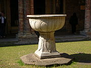 Complex monumental de la basílica de Santo Stefano a Bolonya, conegut també com Le sette chiese. Al centre del «Cortile di Pilato» hi ha l'anomenat «Catino di Pilato» (a la foto), del segle viii, amb una inscripció amb el nom dels reis Luitprand i Ilprando i del bisbe Barbato.